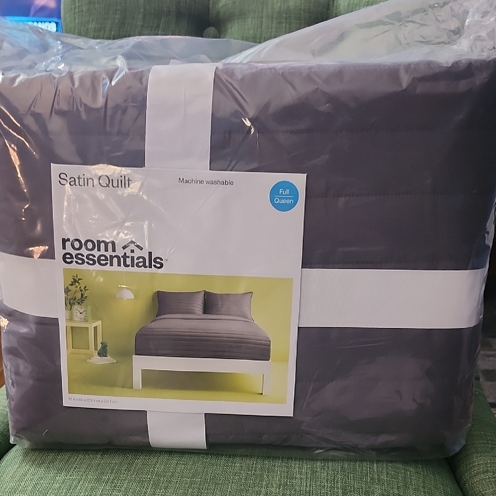 Room Essentials Gray Satin Quilt - Full/Queen